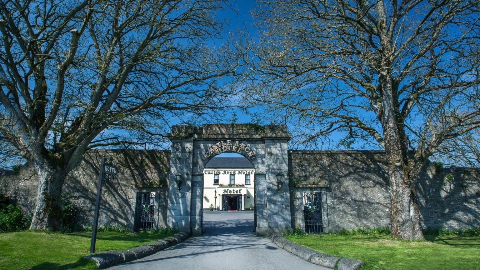 Castle Arch Hotel Trim Top 100