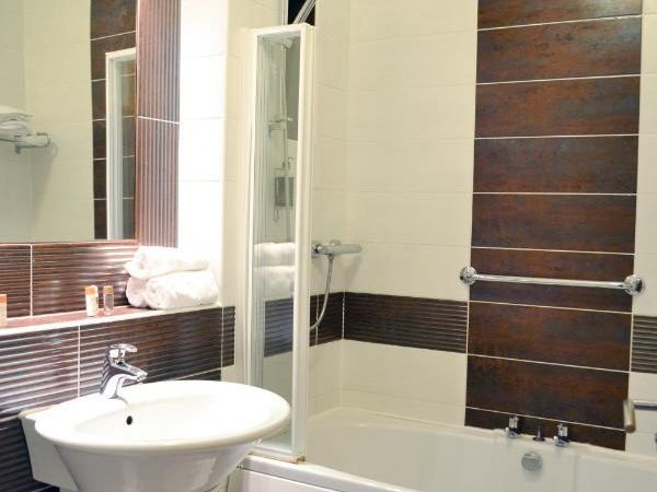 Carrick Plaza Suites 6